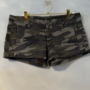 Express low rise camo canvas shortie size 6